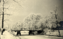 825115 Gezicht op de Bartholomeïbrug over de bevroren en besneeuwde Stadsbuitengracht te Utrecht.